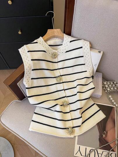 GlowEve Elegant rundhalsad vårtröja med metallknappar och kontrastfärg för kvinnor