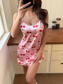 SHEIN Napfluff Conjunto de pijama de mujer con estampado de cerezas en rojo, con detalles de lazos rojos claros delicados y pequeños corazones rojos sólidos dispersos sobre un fondo rosa suave - Rosa - Ver 5