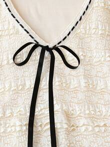 Franclia Petite Đầm ren dài cho nữ dáng nhỏ nhắn, chất liệu ren co giãn, viền ren ở cổ áo và tay áo, dây buộc ruy băng satin đen. - Màu be - Xem 4