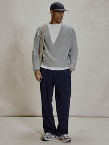 Musero Áo len dài tay dáng rộng cổ chữ V bất đối xứng vai trễ, kiểu dáng cần thiết cho mùa xuân và hè. - Xám - Xem 5