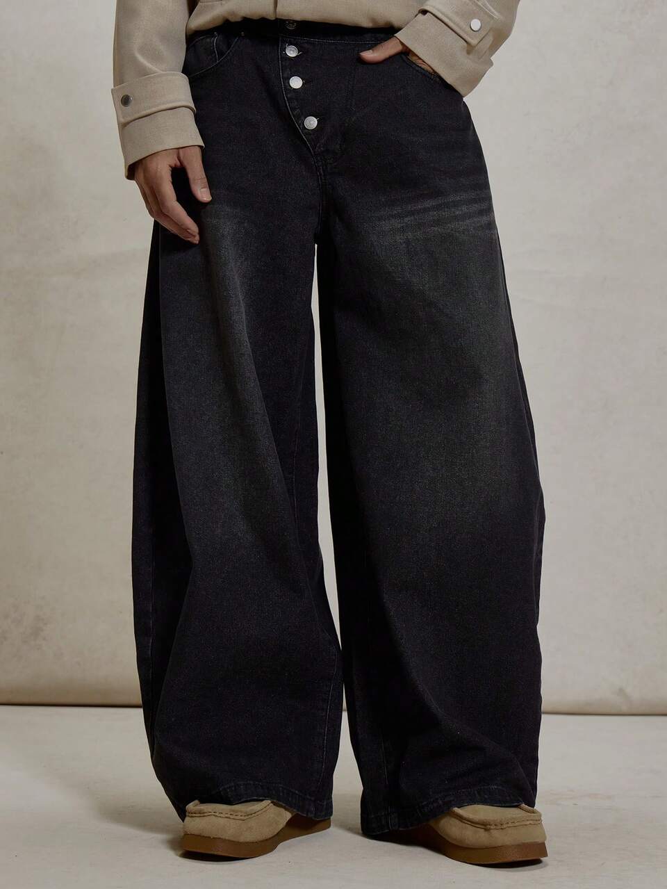Pantalon en jean à jambes larges, coupe tonneau, avec détails de boutons AYSM, lavé. Boucles de ceinture, indispensable printemps et été