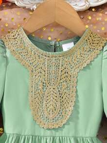 Robe à manches longues avec garniture en dentelle dorée et col rond pour jeunes filles, avec décoration de ruban tissé multicolore sur la poitrine, ajoutant des éléments culturels, mettant en valeur la vivacité et le côté ludique des jeunes filles. Convient pour les événements, les festivals traditionnels, les représentations et autres occasions. - Vert - Voir 6