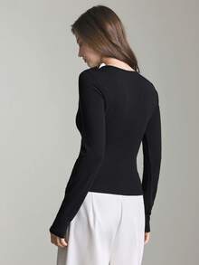 Ontre 2026春夏女士黑色舒适亲肤柔软弹力修身衬衫，前片褶裥设计，装饰领口，单色点缀，优雅婚礼宾客装扮，简约浪漫法式风情，商务休闲、办公室穿着皆宜，打造精致都市风格。情人节特别设计，高端优雅复古邮轮婚礼宾客礼服。优雅女装 - 黑與白 - 查看 7