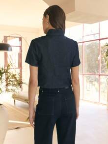 Nöista 短袖立领牛仔上衣，饰有传统纽扣结，短款设计。简约而不失个性，这款现代感十足的斜纹棉布风上衣，完美打造休闲造型、日常百搭以及别具一格的情人节装扮。轻盈舒适，百搭易配。 - 藏蓝色 - 查看 2