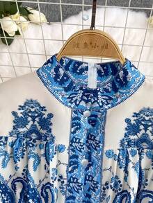 Franclia 2026春夏复古印花灯笼袖连衣裙，修身显瘦，高端单排扣收腰长裙，柔软亲肤面料，后背隐形拉链，充满度假风情，通勤休闲皆宜，配有腰带，可收紧腰身。另有蓝色和白色连衣裙、蓝色碎花连衣裙、法式连衣裙、女士蓝色连衣裙、蓝色花朵连衣裙、女士奢华连衣裙等款式可供选择。 - 藍色 - 查看 4