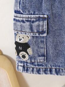 Vintaside Kids 男婴轻薄牛仔短裤，夏季新款 - 水洗中蓝色牛仔布，可爱街头风设计，休闲弹力腰带，饰有小熊和字母刺绣口袋，柔软舒适的纯棉牛仔面料，适合日常穿着、聚会、上学、通勤 - 春夏新品 - 中等水洗藍 - 查看 3