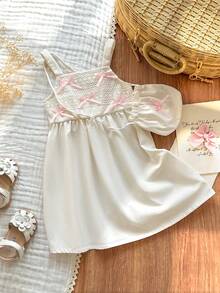 SHEIN Vintaside Kids 女童网纱吊带钩针草莓装饰连衣裙，搭配可爱圆形草莓包，休闲夏季度假户外运动可爱连衣裙 - 白色 - 查看 3