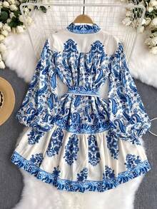 Franclia 2026春夏复古印花灯笼袖连衣裙，修身显瘦，高端单排扣收腰长裙，柔软亲肤面料，后背隐形拉链，充满度假风情，通勤休闲皆宜，配有腰带，可收紧腰身。另有蓝色和白色连衣裙、蓝色碎花连衣裙、法式连衣裙、女士蓝色连衣裙、蓝色花朵连衣裙、女士奢华连衣裙等款式可供选择。 - 藍色 - 查看 2