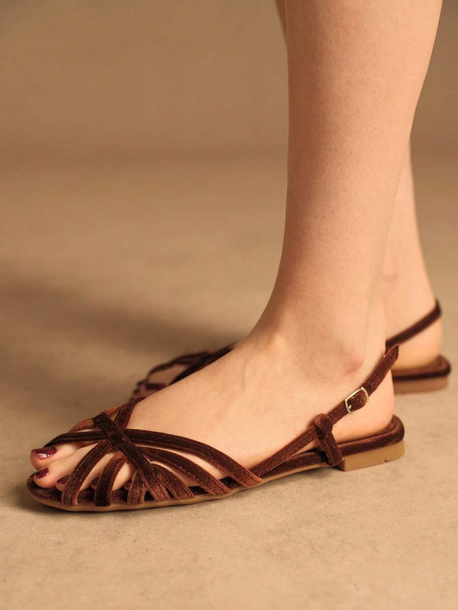 Rosivie Sandal nữ đế bằng mũi vuông màu vàng đồng, chất liệu PU, kiểu dáng tối giản, thoải mái, có khóa cài, thích hợp mang hàng ngày. - Màu nâu Mocha - Xem 1