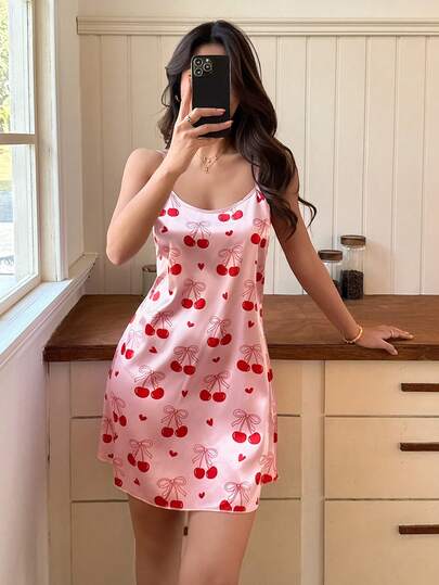 SHEIN Napfluff 女士睡衣套装，红色樱桃印花，饰有精致的浅红色蝴蝶结和散落在柔和粉色背景上的小颗纯红色心形图案。