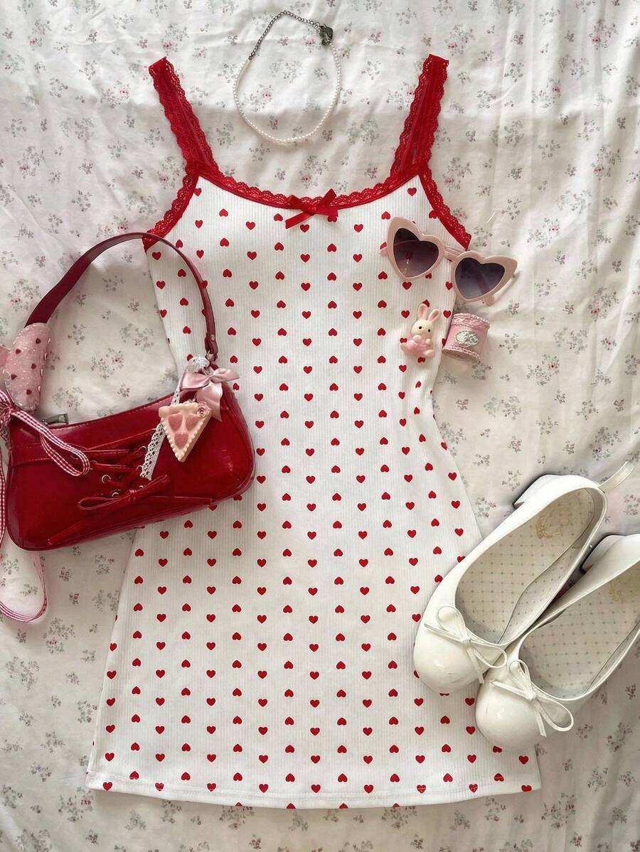 SHEIN MOD 女士休闲爱心印花吊带迷你裙，夏季、春季女装，情人节礼物，约会装，爱心印花，沙滩装，休闲装，浪漫装，图案，红白配色，派对装扮，夏季度假装，生日装，Y2K风格爱心图案连衣裙 - 白色 - 查看 1