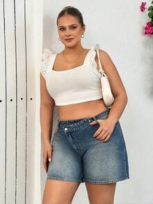 SHEIN Cottnline Plus Denimshorts med hög midja och asymmetriskt skärp - Mediumtvätt - Visa 6