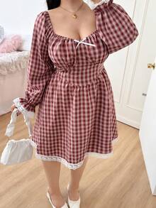 SHEIN EZwear Vestido a cuadros con cuello cuadrado, lazo y ribete de encaje para tallas grandes - Rojo - Ver 4
