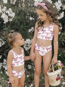 SHEIN Cute Ballet Style Pink Bow Print Pattern, Ins Vibe, Sisterly Matching Set, Young Girls Casual Minimalist Camisole & Triangle Bikini Swimsuit Set, Suitable For Summer, Playdate, Weekend Casual, Family Outing, Photoshoot Outfits, Tropical Print, Beach Vacation Photo Shoot Matching, Mommy And Me, First Beach Trip - Multicolor - View 3