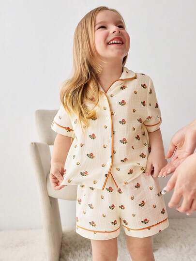 Maija Kids Bộ đồ ngủ tay ngắn cổ bẻ in hoa cho bé gái, chất liệu vải dệt.