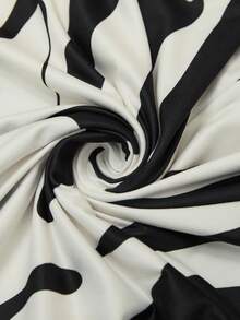 Editum Đầm chữ A in hoa, kiểu xoắn phía trước, màu xanh dương. - Đen và trắng - Xem 6