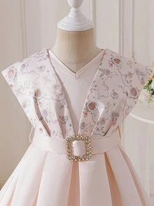SHEIN 一件可爱百搭的优雅无袖连衣裙，配有提花腰带，尽显淑女风范，宛如公主裙，适合生日派对、返校季、晚宴、演出、婚礼、洗礼、开幕式、室内外活动、日常穿着、运动、玩耍、派对、拍照、度假、节日等场合，尤其适合秋冬季节，也适合聚会和其他场合。这款连衣裙是年轻女孩的优雅之选，米色系，适合女孩和儿童穿着。 - 香檳色 - 查看 12