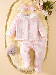SHEIN 3件套女婴可爱甜美圆领蕾丝边长袖上衣+裤子+发带套装，粉色条纹樱桃印花图案，婴儿女童服装，休闲舒适，时尚简约，实用多功能，柔软舒适，适合作为礼物，每个宝宝必备，四季皆宜，适合户外活动 - 粉色 - 查看 3