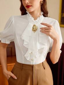 Vintamour Áo kiểu nữ cổ điển thanh lịch, áo sơ mi ngắn tay cổ bèo ôm dáng, áo sơ mi trắng cài cúc, áo sơ mi cài trâm kiểu retro, áo sơ mi trắng bèo nhún mùa xuân/hè, áo kiểu bèo nhún nữ, áo sơ mi trắng thanh lịch, áo sơ mi trắng ngắn tay. - trắng - Xem 1