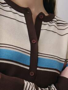 Nöista Áo khoác cardigan dệt kim kẻ sọc màu nâu, kem và xanh dương, dáng ôm, cổ tròn và cài cúc phía trước. Mùa xuân, thời trang nữ Saint John, thanh lịch, du lịch, nghỉ lễ, mùa hè. - màu nâu - Xem 8