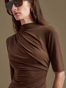 Ontre 2026SS Tricou damă maro, confortabil, prietenos cu pielea, elastic, cu guler asimetric plisat, asortat, cu mânecă lungă, minimalist, versatil, casual, business șic, urban, naveta, confortabil, urban, Ziua Îndrăgostiților, elegant, de modă veche, ținută de croazieră pentru invitați la nuntă, modern, urban casual, modă business casual, ținută de birou pentru femei, stil discret, stil vechi, naveta urbană - Maro - Vizualizare 2