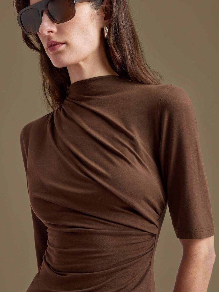 Ontre 2026SS Tricou damă maro, confortabil, prietenos cu pielea, elastic, cu guler asimetric plisat, asortat, cu mânecă lungă, minimalist, versatil, casual, business șic, urban, naveta, confortabil, urban, Ziua Îndrăgostiților, elegant, de modă veche, ținută de croazieră pentru invitați la nuntă, modern, urban casual, modă business casual, ținută de birou pentru femei, stil discret, stil vechi, naveta urbană