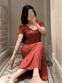 DAZY Đầm ngủ mùa hè tay ngắn ôm sát, cổ chữ V, họa tiết hoa nhí dành cho nữ. - Màu Đỏ Sâu - Xem 5