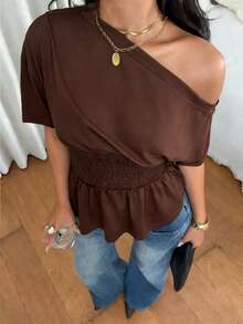春夏女士休闲纯色不对称下摆T恤，日常百搭单品，春夏休闲上衣，适合度假、夏季出行、春假海滩休闲等场合。女士纯色荷叶边下摆不对称领口短袖上衣，适合度假休闲穿着。 - 棕色 - 查看 1
