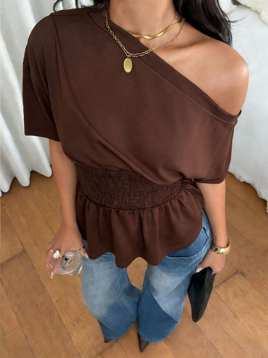 春夏女士休闲纯色不对称下摆T恤，日常百搭单品，春夏休闲上衣，适合度假、夏季出行、春假海滩休闲等场合。女士纯色荷叶边下摆不对称领口短袖上衣，适合度假休闲穿着。 - 棕色 - 查看 1