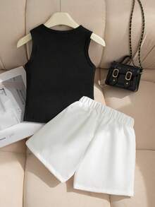SHEIN 两件套女童针织无袖背心搭配褶皱花朵短裤，时尚夏季套装 - 黑與白 - 查看 2