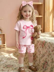 SHEIN 女婴休闲宽松圆领短袖T恤短裤套装（2件套），饰有可爱的爱心和蝴蝶结印花，适合春夏日常穿着、外出、居家、上学等场合。