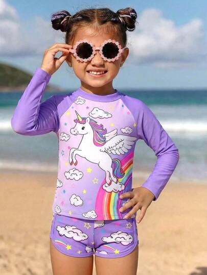 Conjunto de bikini de manga larga de niñas jóvenes con diseño de unicornio morado, nubes, estrellas y arcoíris en degradado, hecho de tela de punto elegante y de moda, adecuado para nadar, vacaciones de verano y playa