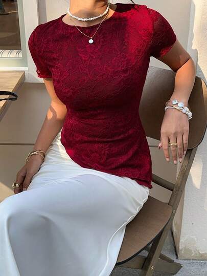 SHEIN Frenchy ملابس علوية نسائي أنيق بياقة دائرية وأكمام قصيرة وذيل غير متماثل، من الدانتيل بطراز فرنسي باللون الأحمر ، قصة ضيقة وذيل غير متماثل، أنيق وراقي للنساء، هدية عيد الحب للنساء، ملابس علوية أحمر ، عطلات للنساء، صيف للنساء، ربيع إلى صيف