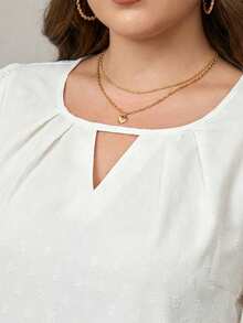 SHEIN LUNE 秋季加大码镂空领长袖上衣，胸前镂空设计，适合日常休闲、商务休闲、夏季工作等场合，也适合圣帕特里克节、复活节、春季等节日穿着。白色上衣，适合度假、夏季休闲、派对、情人节等场合，泡泡袖灯笼袖白色上衣。 - 杏色 - 查看 3