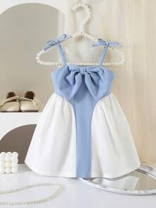 SHEIN Chiếc váy liền thân dễ thương, thời trang, thanh lịch, cổ điển màu đen với dây đeo vai mảnh và nơ trang trí, phối màu tương phản, thích hợp cho bé gái dự tiệc. - Màu xanh lam - Xem 1