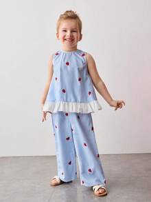 Maija Kids Bộ đồ thường ngày cho bé gái, gồm áo tank top và quần dài kẻ sọc xanh trắng thêu hình dâu tây. - Xanh và trắng - Xem 2