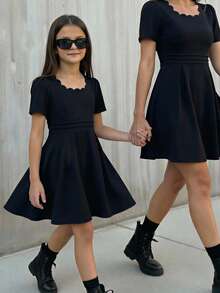 SHEIN Vestido de punto corto de manga corta con cuello ondulado y cintura ceñida para niñas preadolescentes, elegante para ir al trabajo y fiestas - Negro - Ver 3