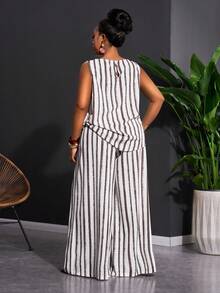 SHEIN CURVE+ Bộ đồ nữ cỡ lớn mùa hè gồm áo và quần ống rộng màu nâu kẻ sọc rộng, cổ tròn, không tay, xếp ly, dáng bất đối xứng, thích hợp cho mùa hè, đi biển, các dịp trang trọng, sự kiện xã hội, đi làm, sinh hoạt hàng ngày, công sở, sân bay, tiệc tùng, lễ tốt nghiệp, v.v. - Nhiều màu - Xem 2