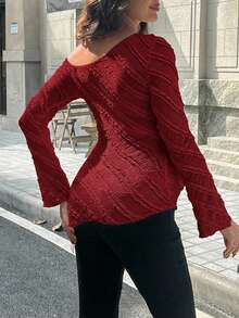 SHEIN Camiseta de Maternidade com Ombro Único, Mangas Longas Sino, Bainha Assimétrica, Botão Decorativo na Cintura, Ajustada, Peça Única, Camiseta de Jacquard de Malha Canelada Diagonal de Sentido Único - Vinho - Visão 2