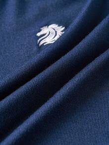 Airaco 男士短袖V领Polo衫，撞色白色领口和袖口，刺绣小马标志，藏蓝色常规版型棉混纺面料，透气舒适，适合夏季商务休闲穿着，也适合日常通勤和休闲活动。 - 藍色 - 查看 8