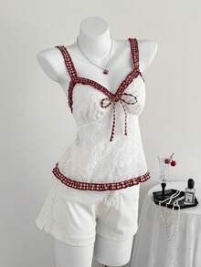 Elamini Áo hai dây hở lưng bằng vải thêu hoa trắng, phối họa tiết kẻ caro đỏ, xếp ly phía trước, thắt nơ, viền bèo nhún, dành cho nữ. Kiểu dáng thanh lịch, ngọt ngào, cổ điển, giản dị, đa năng, phù hợp cho mùa xuân/hè, đi nghỉ mát, hẹn hò, đi học, tốt nghiệp. - trắng - Xem 4