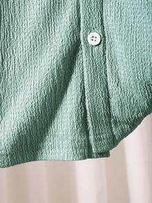 SHEIN Mirajuku 3 Stücke Tween Jungen strukturierte vertikale gestreifte Kurzarm Hemd und passende Lässig Shorts Set, Mischgewebe, weich und atmungsaktiv. Das Hemd hat ein mehrfarbiges vertikales Streifendesign mit kleinem Kragen und kurzen Ärmeln; die Shorts haben einen Gummibund. Lässig und urlaubsinspirierter Stil, geeignet für den täglichen Gebrauch, Vorschule, Strandausflüge usw. Kann als Set oder einzeln getragen werden, um ein sonniges und energiegeladenes Kinderoutfit, ein modisches Outfit für den Schulanfang zu schaffen. - Grün - Übersicht 4