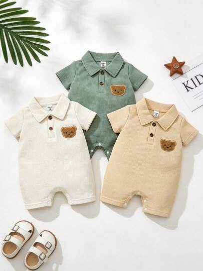 3 pièces Ensemble de barboteuse et short pour bébé garçon, col polo à demi-ouverture avec fermeture à pression, décoration d'ours, couleur unie texturée, manches courtes. Tenue de salopette pour bébé et tout-petit. Vert/Marron/Abricot. Style décontracté mignon, convient pour le printemps/l'été, 3M-24M. Barboteuse bébé, vêtements bébé garçon nouveau-né, vêtements bébé garçon neutres, vêtements bébé décontractés, vêtements d'été bébé, vêtements d'été bébé garçon, barboteuse à manches courtes pour bébé