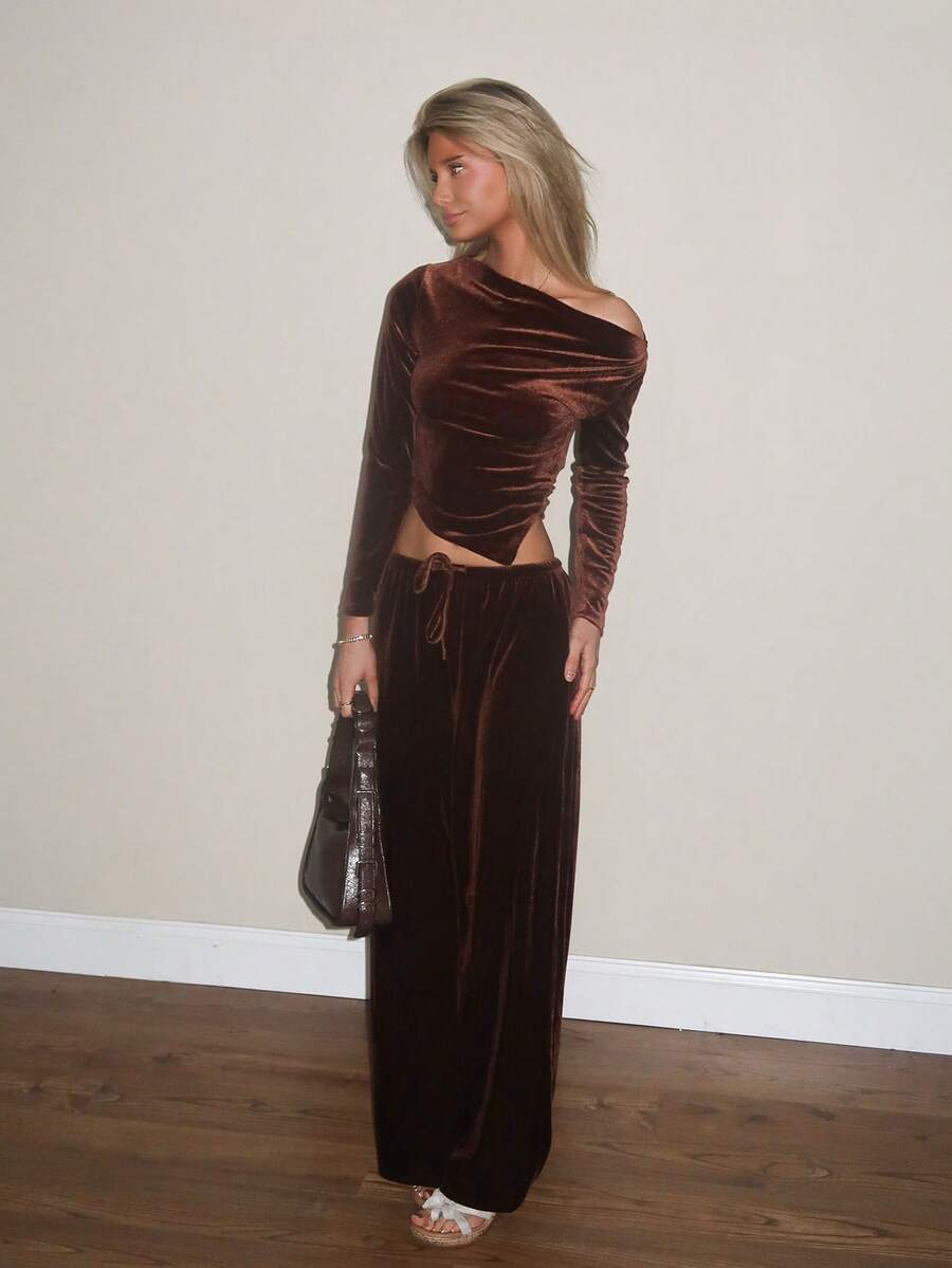 Sydney Algeri Conjunto de 2 Peças Moda Feminina Outono/Inverno Versátil em Veludo Macio, Top Assimétrica de Manga Longa com Babado Marrom e Calça Pantalona Larga de Cintura Alta - Castanho - Visão 1