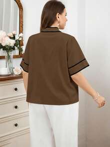 SHEIN Privé Große Größen Sommer Elegante Bluse mit Kontrastbesatz am Kragen und Schleife vorne - Braun - Übersicht 2