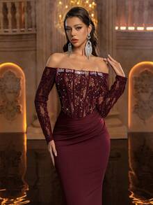 Glamrae Robe fourreau élégante en chiffon à empiècement de broderie française bordeaux, avec manches longues, taille froncée ornée de perles et de strass, épaules dénudées. Convient pour mariage, gala, événement, banquet, affaires, concert en tant que robe de soirée pour femme, robe, robe d'invitée, robe longue - Fushia - Voir 4