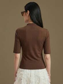 Ontre 2026SS Tricou damă maro, confortabil, prietenos cu pielea, elastic, cu guler asimetric plisat, asortat, cu mânecă lungă, minimalist, versatil, casual, business șic, urban, naveta, confortabil, urban, Ziua Îndrăgostiților, elegant, de modă veche, ținută de croazieră pentru invitați la nuntă, modern, urban casual, modă business casual, ținută de birou pentru femei, stil discret, stil vechi, naveta urbană - Maro - Vizualizare 7
