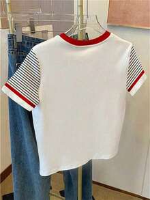 这款女士及少女短袖T恤采用红色条纹印花，饰以爱心图案，适合情人节、日常休闲穿着，舒适贴身，经典条纹设计，红白配色，适合女孩及女士，春、夏、秋季穿着。 - 彩色 - 查看 2