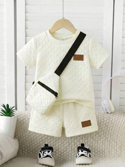 SHEIN Conjunto de 3 piezas para bebés y niños pequeños de estilo casual: camiseta de manga corta con cuello redondo y bordado en caqui, pantalones cortos deportivos y bolso bandolera, adecuado para fotografía callejera diaria en verano
