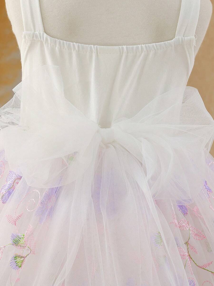 SHEIN Glamorique Kids Robe de demoiselle d'honneur, robe de fête d'anniversaire, robe de mariage, robe de bal, robe de soirée élégante, robe d'été, robe de printemps, robe de princesse pour bébé fille, brodée de fleurs, avec un grand nœud et une jupe bouffante mignonne, convenant pour les fêtes ou les occasions spéciales toute l'année. Robe de toddler lilas à fleurs, robe brodée, robe de demoiselle d'honneur, assortiment mère-fille, robe de fête de mariage, robe de princesse blanche en organza élégante pour bébé fille, robe de célébration de fête, robe bouffante en tulle pour bébé, robe de premier anniversaire - Blanc - Voir 1